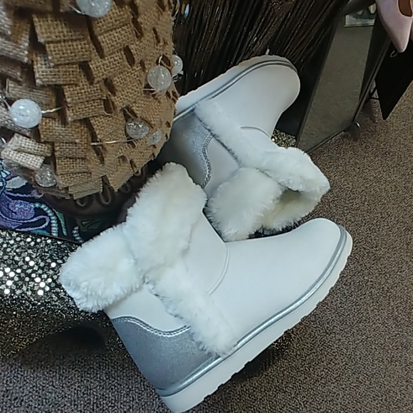 BEAUTIFUL SNOW BOOTS - Picture 5 of 6